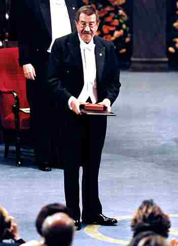 G�nter Grass recibiendo el Nobel